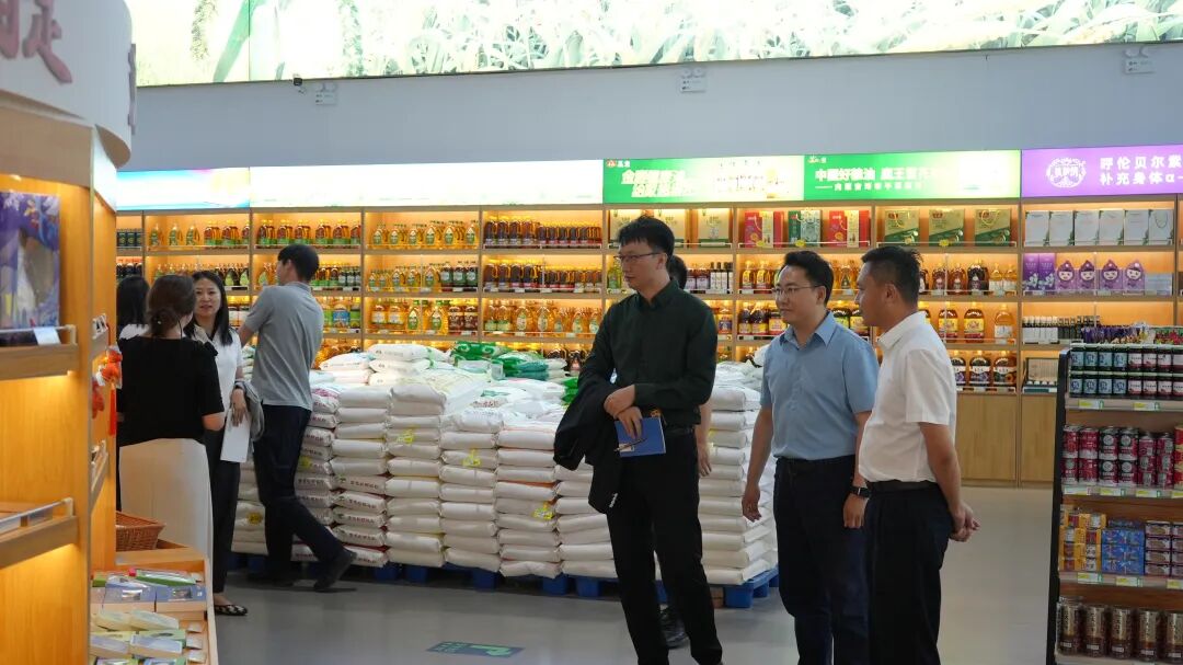 参会人员调研内蒙古绿色农畜产品展销服务中心